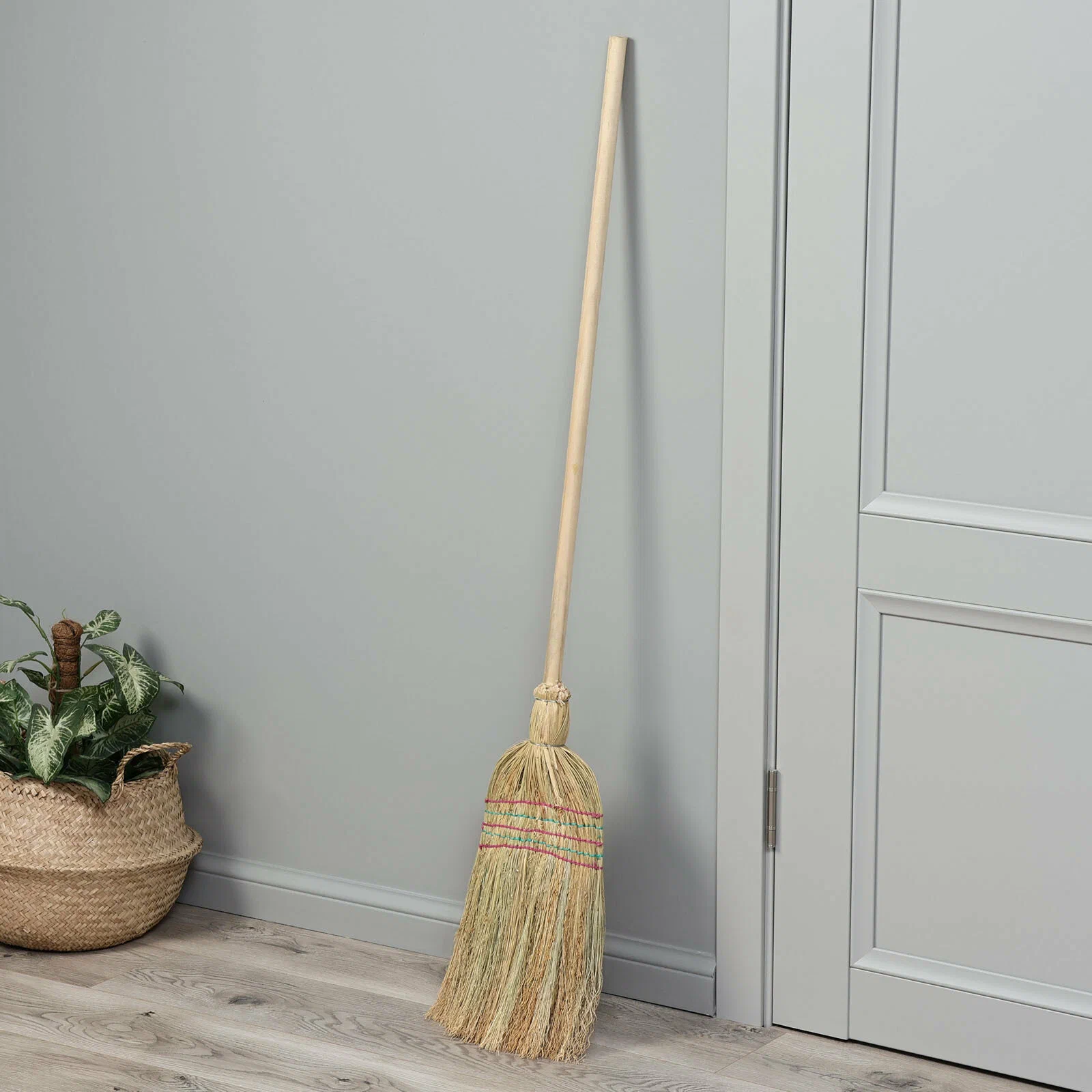 Метла "Сорго" 5-прошивная с деревянным черенком